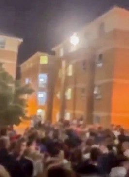 全英周四起宵禁，军队将上街！7所大学爆发，新生派对作祟...